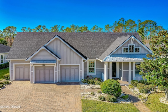 view of front facade with a garage