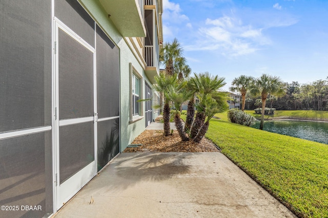 view of yard featuring a water view