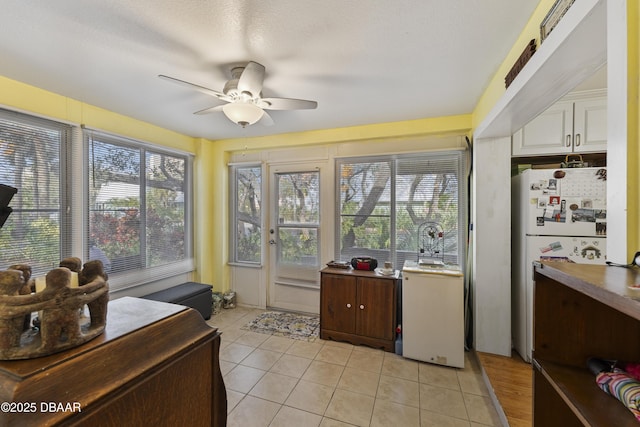 sunroom with a ceiling fan