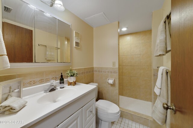 kitchen featuring refrigerator, light tile patterned floors, a skylight, backsplash, and electric stove