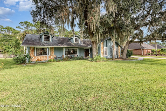 view of front of home featuring a front yard