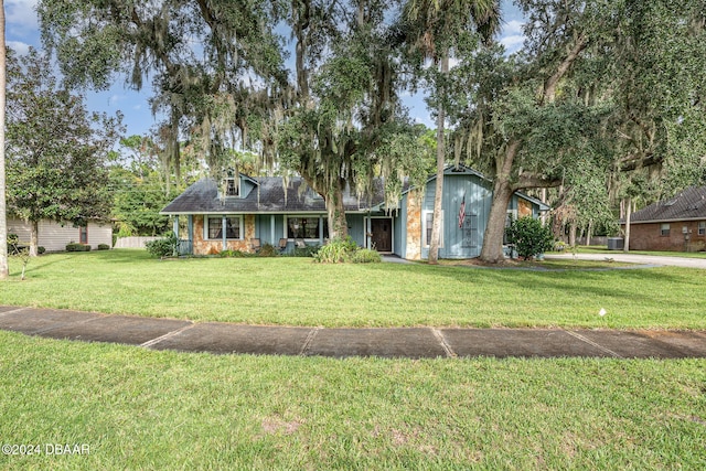 view of front facade featuring a front yard