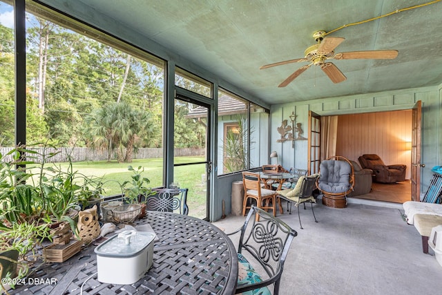 sunroom / solarium with ceiling fan