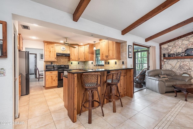 kitchen with ceiling fan, kitchen peninsula, a breakfast bar area, decorative backsplash, and appliances with stainless steel finishes