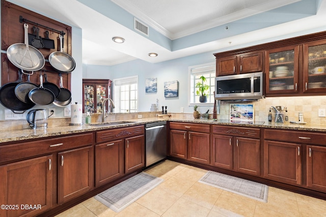 kitchen featuring stainless steel appliances, a sink, visible vents, and a healthy amount of sunlight