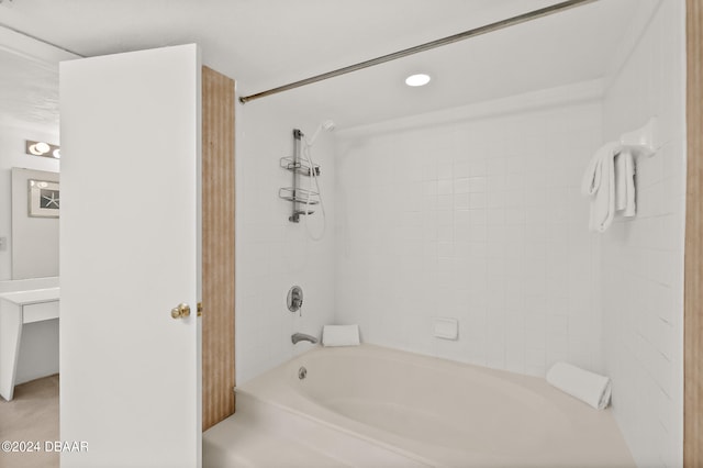 bathroom featuring tiled shower / bath combo