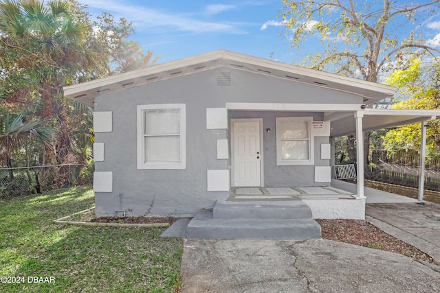 view of front of property with a front lawn and covered porch