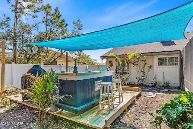 view of yard featuring fence and outdoor dry bar