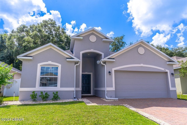 view of front property featuring a garage and a front yard