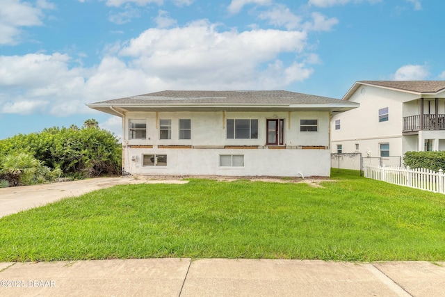 view of front facade with a front yard and fence