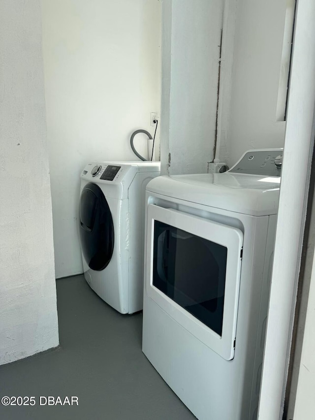 washroom featuring laundry area and independent washer and dryer