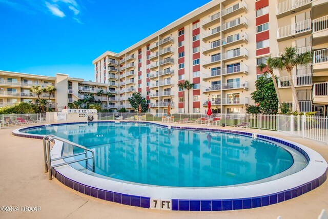 view of swimming pool