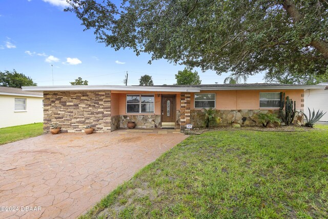 single story home with a front yard