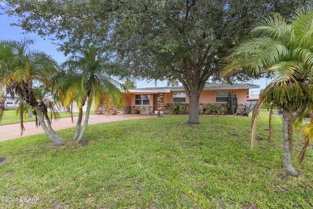 view of front of home featuring a front lawn