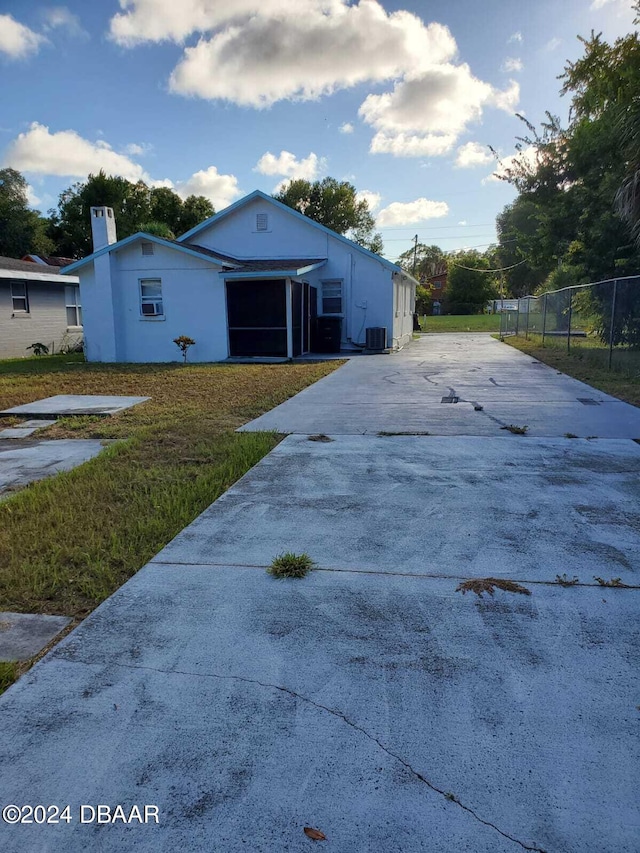 view of front of property featuring a front yard