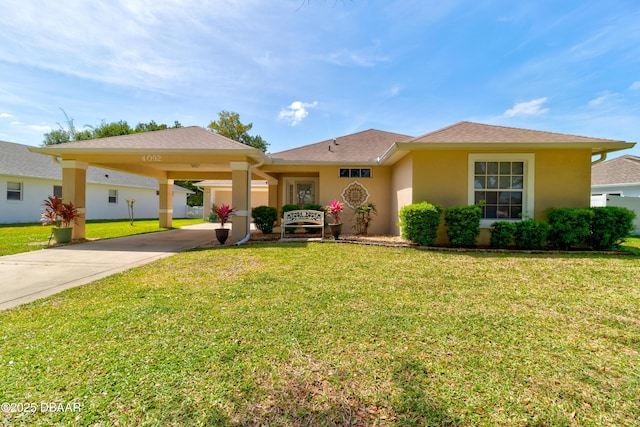 view of front of property featuring stucco siding, a shingled roof, an attached carport, driveway, and a front lawn