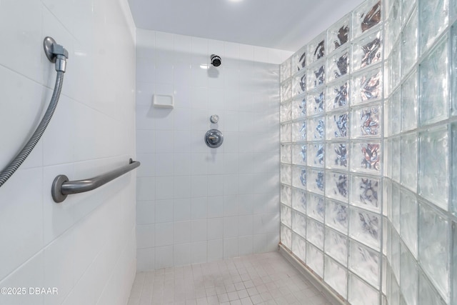 full bathroom featuring tiled shower