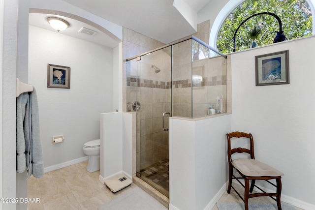 full bathroom featuring visible vents, toilet, a stall shower, and baseboards