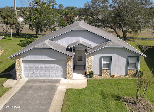 view of front facade featuring a front yard and a garage