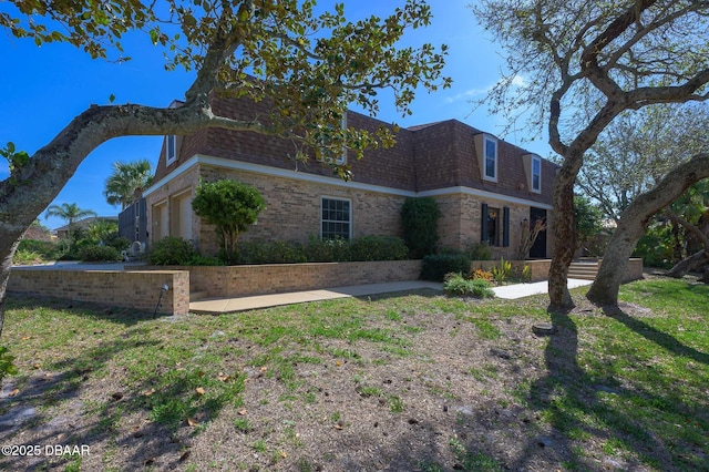 view of front of house featuring a front lawn