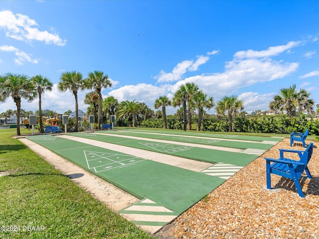 view of property's community featuring a lawn