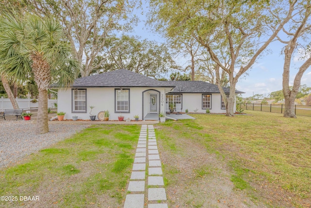 view of front of property featuring a front lawn