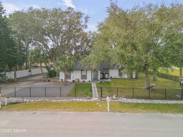 view of front facade with a front lawn