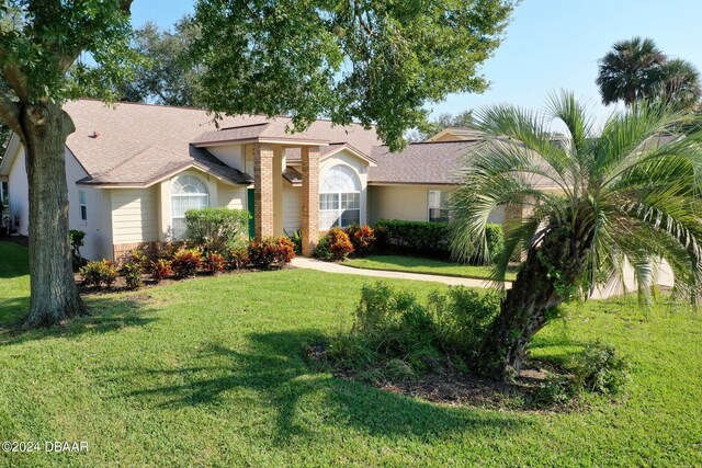 single story home with a front lawn