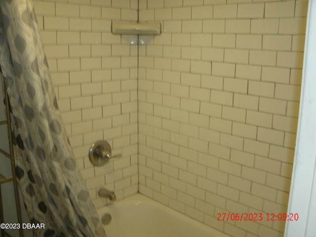 bathroom featuring shower / bath combo