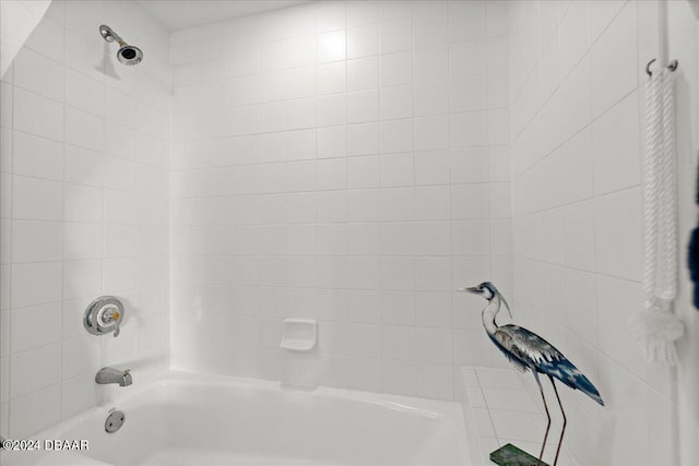 bathroom featuring tiled shower / bath