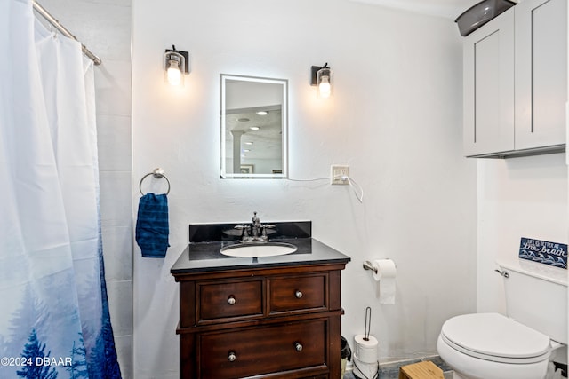 bathroom featuring a shower with shower curtain, vanity, and toilet