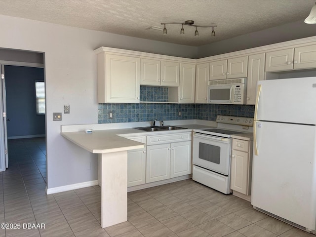 kitchen with sink, tasteful backsplash, a textured ceiling, kitchen peninsula, and white appliances