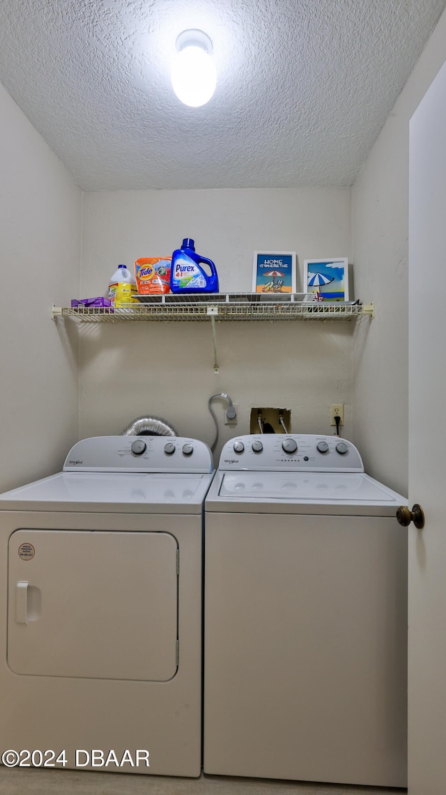 laundry area featuring a textured ceiling and independent washer and dryer