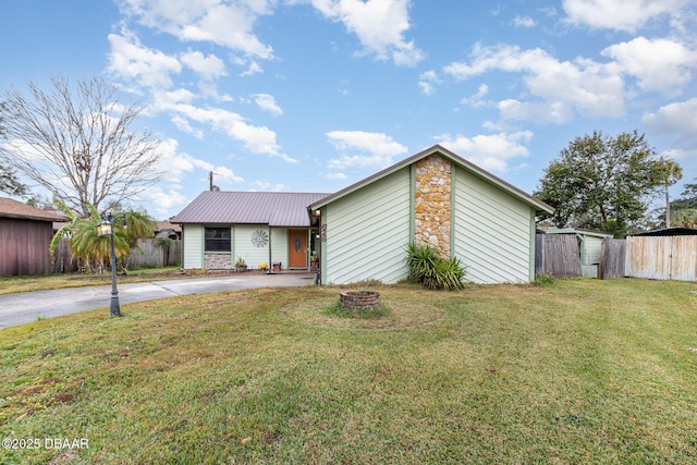 single story home with a front lawn