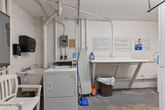 laundry room with sink and washer / dryer