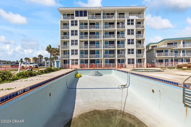 view of swimming pool