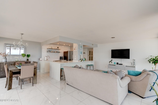 living room featuring sink and an inviting chandelier