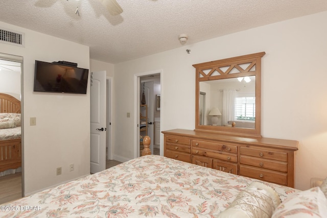 bedroom featuring ceiling fan and a textured ceiling