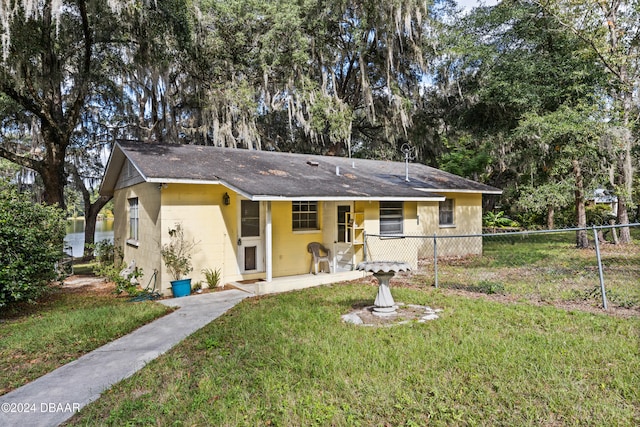 view of front facade with a front yard