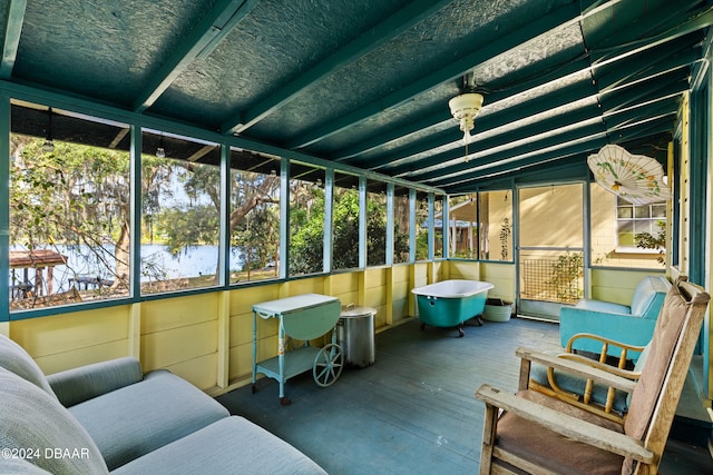 sunroom with vaulted ceiling