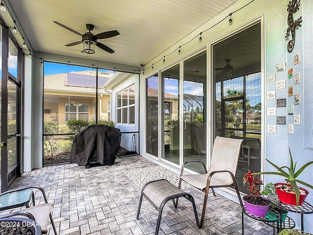 sunroom with ceiling fan