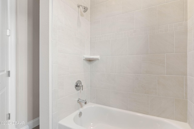 bathroom with tiled shower / bath combo