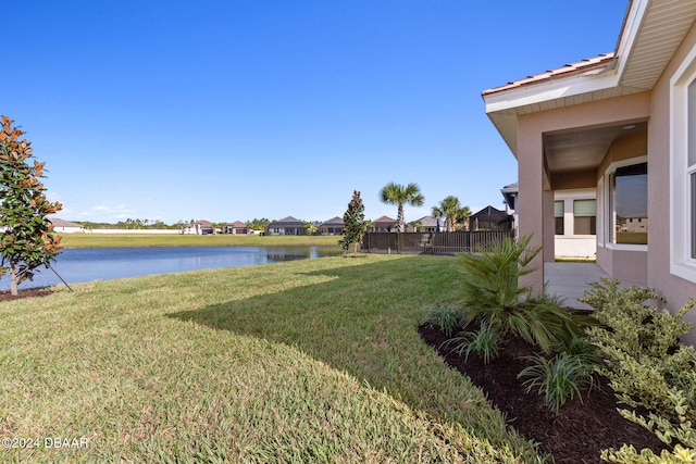 view of yard featuring a water view