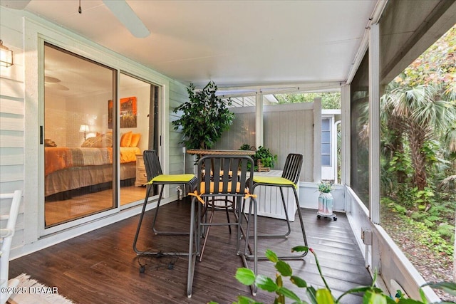 sunroom with ceiling fan