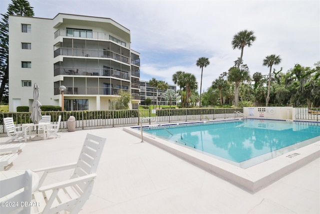 view of swimming pool