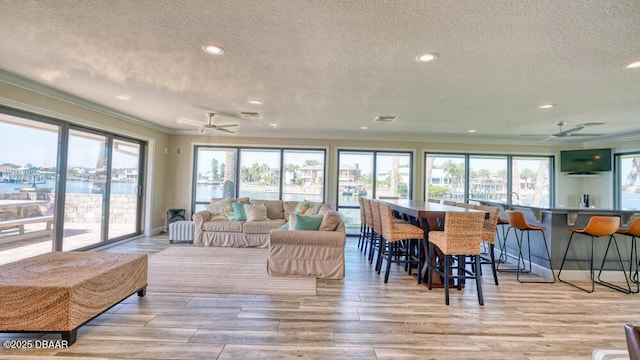 sunroom with ceiling fan