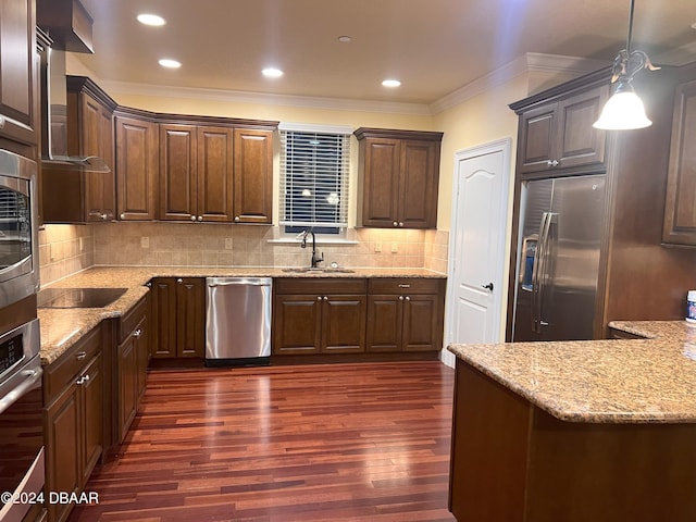 kitchen featuring dark wood-style flooring, stainless steel appliances, tasteful backsplash, ornamental molding, and a sink