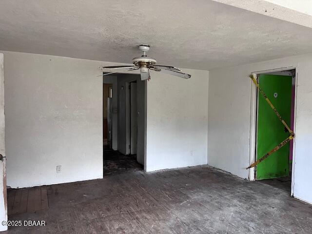 spare room featuring ceiling fan and a textured ceiling