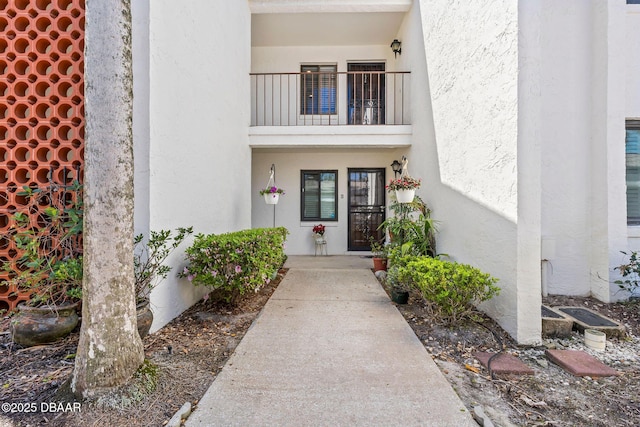 1 Tomoka Oaks Blvd Unit 112, Ormond Beach, FL 32174 - view of exterior entry featuring stucco siding and a balcony