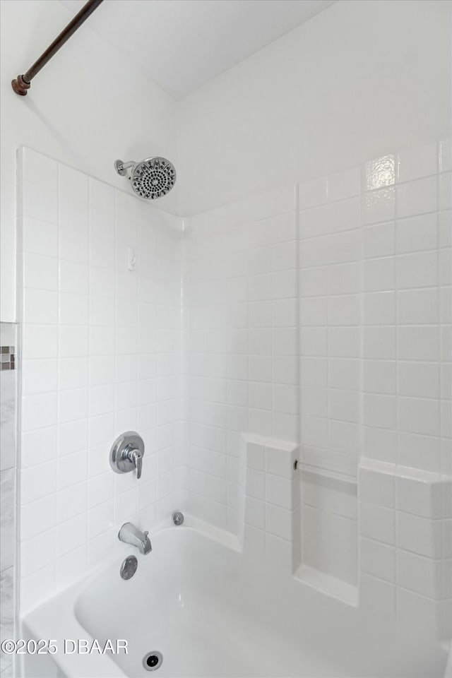 bathroom featuring tiled shower / bath